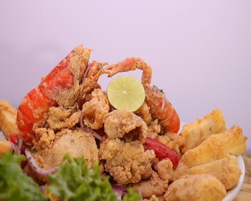 Familia peruana compartiendo un almuerzo casero y balanceado