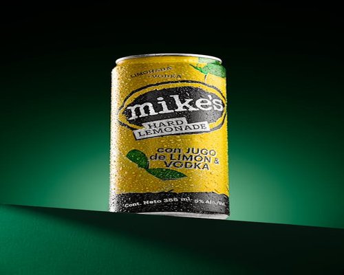 Vaso de agua fresca con rodajas de limón junto a una ventana